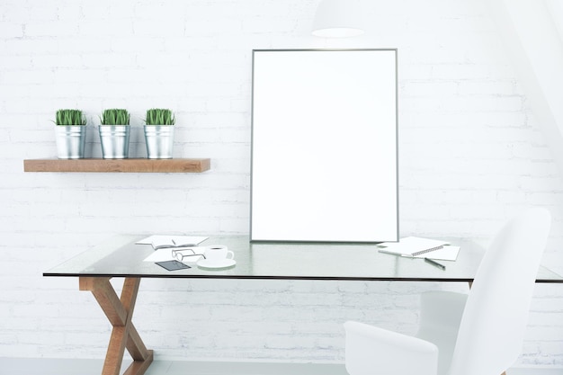 Marco de imagen blanco en blanco en la mesa de vidrio en la maqueta de la moderna habitación tipo loft