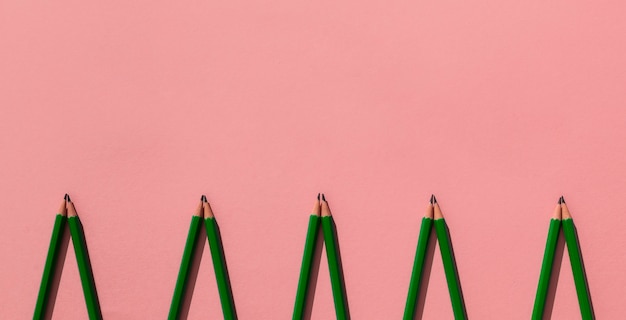 Foto marco de lápices sobre fondo rosa