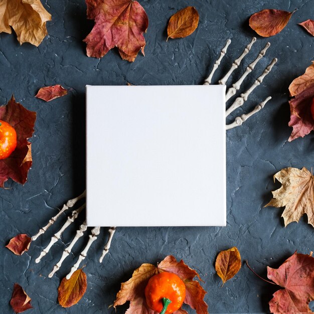 Marco de lienzo en blanco y decoración de Halloween sobre fondo oscuro