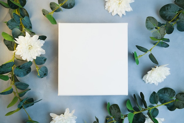 Marco de lienzo en blanco flores blancas y ramas de plantas