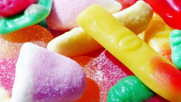 Un marco lleno de dulces de colores
