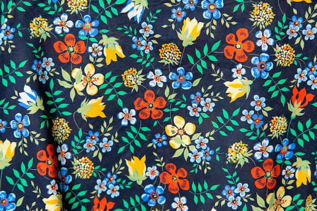 Marco lleno de flores bordadas en la tela