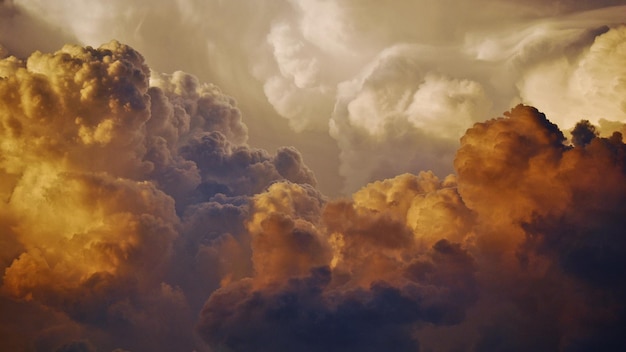 Un marco lleno de nubes de tormenta en el cielo