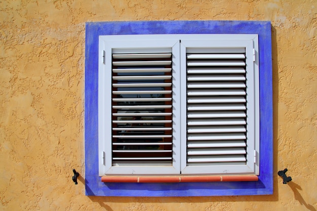 Marco de madera azul ventana mediterránea