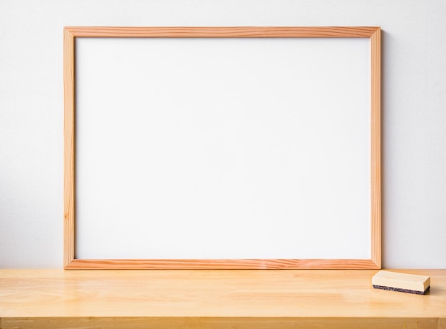 Marco de madera blanco en blanco con textura de mesa de madera natural aislado sobre fondo de madera para agregar mensaje de texto