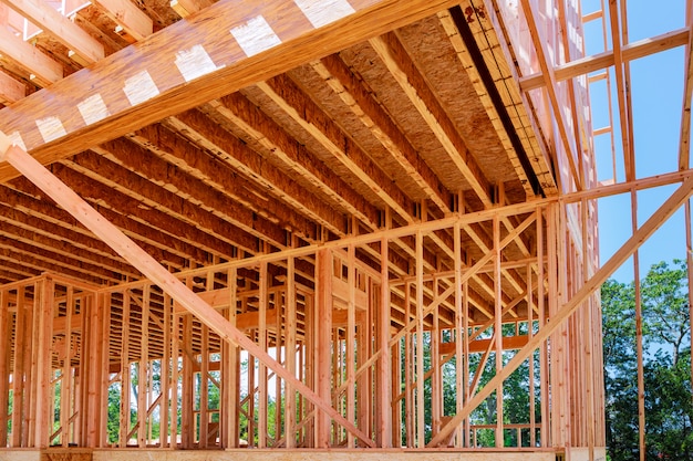 Foto marco de madera de casa bajo viga de construcción