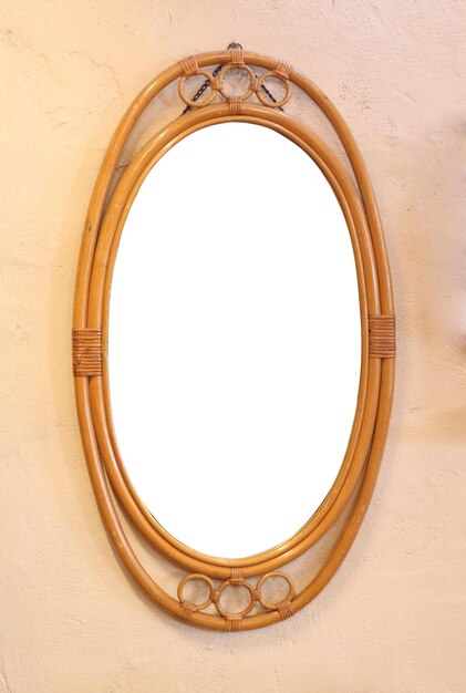 marco de madera con pantalla blanca en la pared