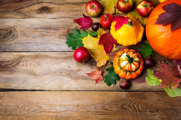 Marco de manzanas, calabazas y hojas de otoño, copia