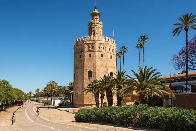 Marco medieval da torre de Torre del Oro Gold do início do século XIII na região de Sevilha, Spain, a Andaluzia.