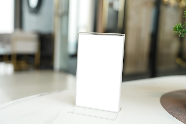 El marco del menú en blanco para la promoción de marketing de texto Mock up Menú de pie en la mesa de madera en el espacio del restaurante para textxA