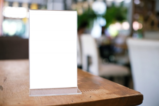 Foto marco del menú que se coloca en la tabla de madera en la cafetería del restaurante de la barra