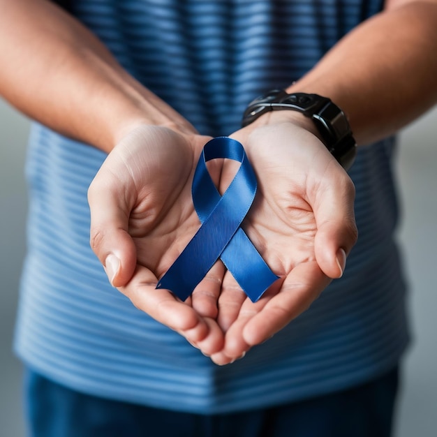 Foto março mês de conscientização sobre o câncer colorretal homem segurando fita azul escuro para apoiar as pessoas que vivem