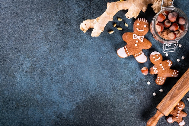 Marco de Navidad con galletas de jengibre. Especias, nueces y galletas de Navidad. Copie el espacio para el texto. Maqueta de fondo de vacaciones de invierno. Composición de año nuevo. Año nuevo 2022