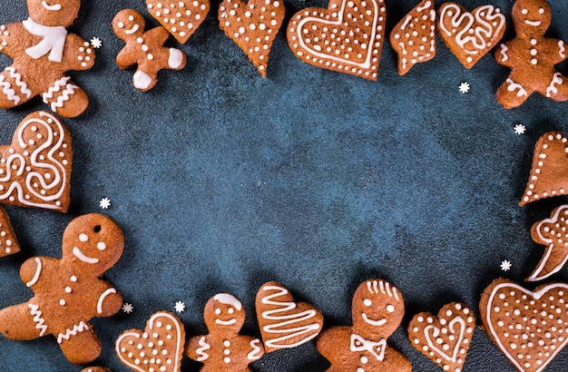 Marco de Navidad con galletas de jengibre. Especias, nueces y galletas de Navidad. Copie el espacio para el texto. Maqueta de fondo de vacaciones de invierno. Composición de año nuevo. Año nuevo 2022