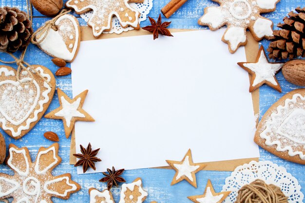 Marco de Navidad hecho de galletas de jengibre conos de pino y canela