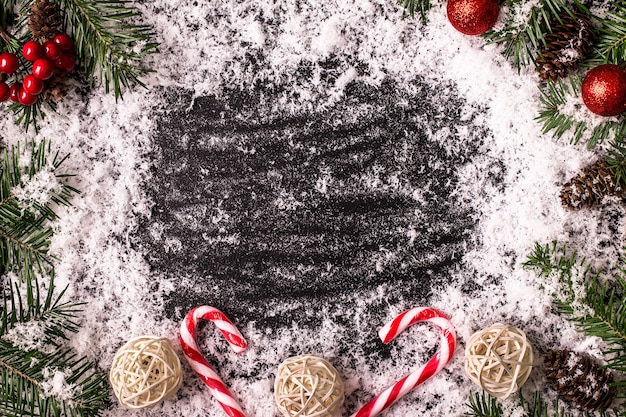 Marco de Navidad con nieve sobre fondo negro