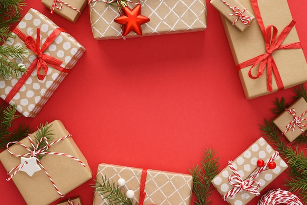 Marco navideño con cajas de regalo y decoración.