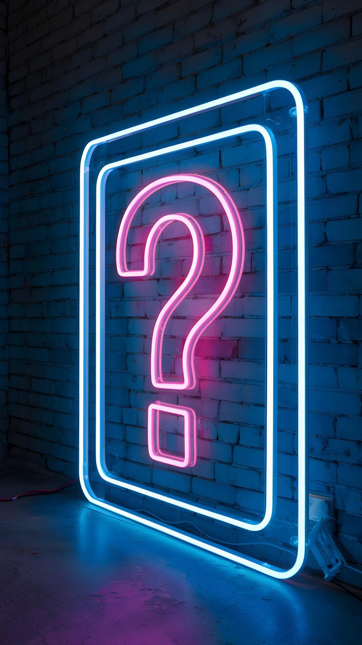 Foto marco de neón brillante con signo de interrogación contra la pared oscura añadiendo un toque futurista moderno