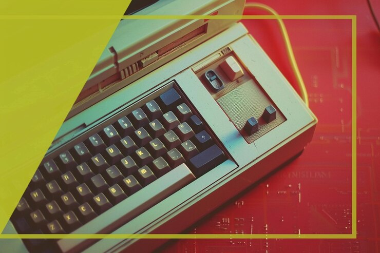Foto un marco de neón que limita con un teclado de computadora clásico