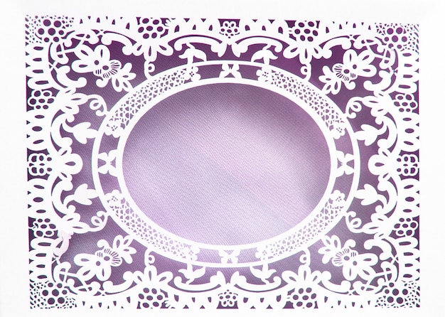 Marco ovalado de encaje blanco de papel blanco, hecho en el estilo adornado y lujoso sobre un fondo rosa