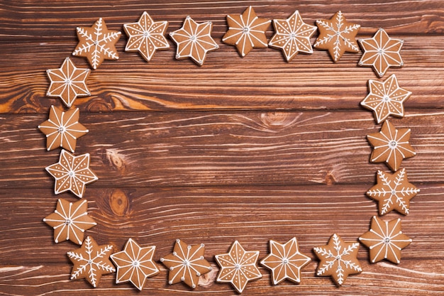 Foto marco de pan de jengibre sobre un fondo de madera.