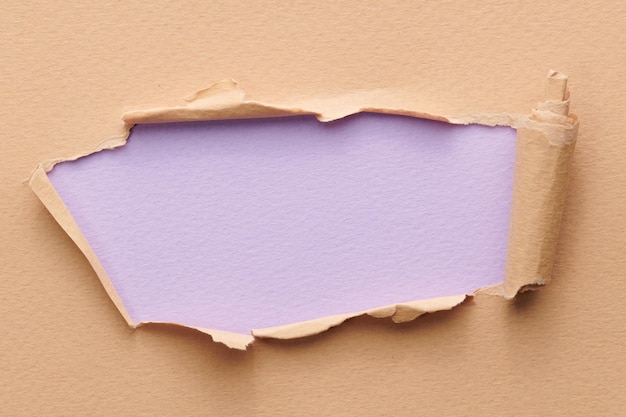 Marco de papel rasgado con bordes rasgados Ventana para texto con espacio de copia colores lila beige fragmentos de páginas de cuaderno fondo abstracto