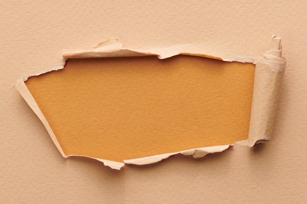 Marco de papel rasgado con bordes rasgados Ventana para texto con espacio de copia colores marrón beige trozos de páginas de cuaderno Fondo abstracto