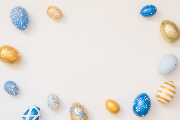 Marco de Pascua decorado huevos aislados sobre superficie blanca.