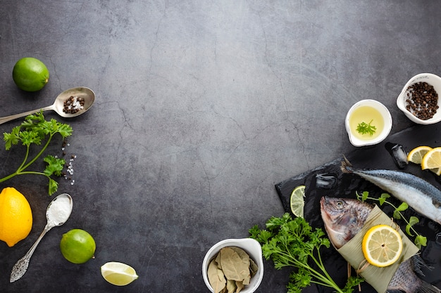 Foto marco plano laico con pescado y verduras