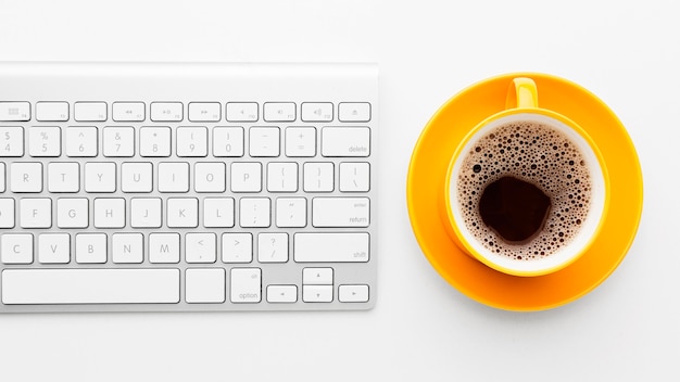 Marco plano laico con teclado y café