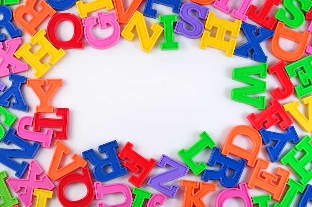 Marco de plástico letras del alfabeto de colores sobre un fondo blanco.