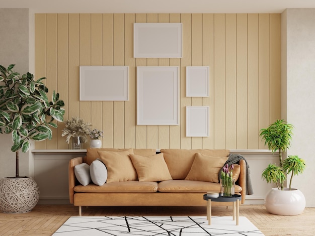 Marco de póster de maqueta en un fondo interior moderno con sofá de cuero y accesorios en la habitación