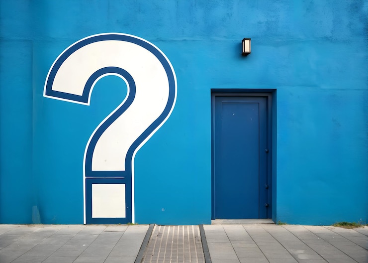 Foto marco de pregunta mural contra una pared azul con puerta y espacio vacío disponible