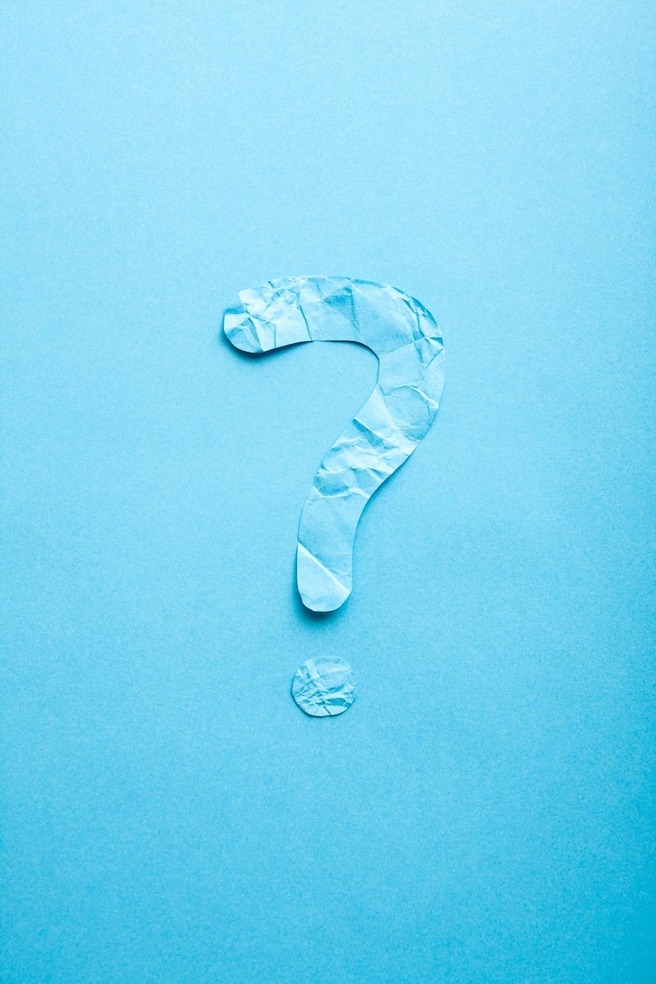 Foto marco de pregunta de papel arrugado en fondo de papel azul