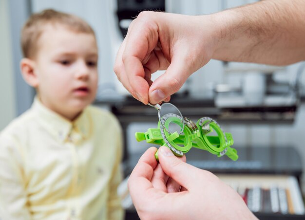 Marco de prueba Anteojos recetados para un niño. Hipermetropía del niño. La miopía del niño. La miopía del niño. La hipermetropía del niño. Corrección de ametropía con gafas.