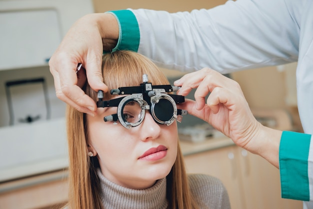 Marco de prueba Gafas para mujer joven. Corrección de ametropía con gafas.
