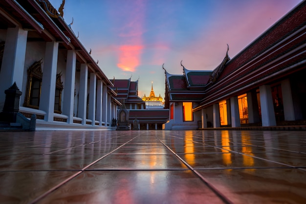 Marco público do templo dourado da montagem em banguecoque, tailândia no crepúsculo (wat sraket rajavaravihara).