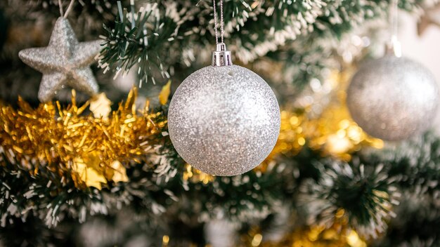 Marco de rama de pino verde con bolas de Navidad sobre fondo blanco y espacio para texto. Vista de ramas de abeto y adornos de Navidad para banner de decoración y concepto de año nuevo.