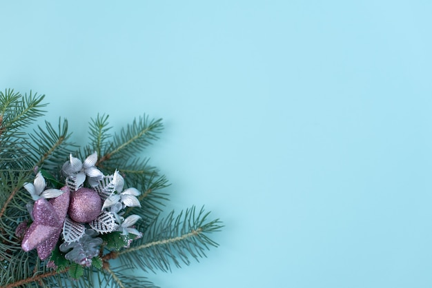 Marco redondo de decoraciones navideñas con copia espacio en azul