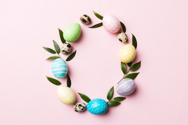 Marco redondo Huevos de Pascua de varios colores sobre fondo de color Concepto de vacaciones de huevos de Pascua de color pastel con espacio vacío para su diseño