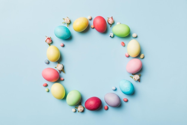 Marco redondo Huevos de Pascua de varios colores sobre fondo de color Concepto de vacaciones de huevos de Pascua de color pastel con espacio vacío para su diseño