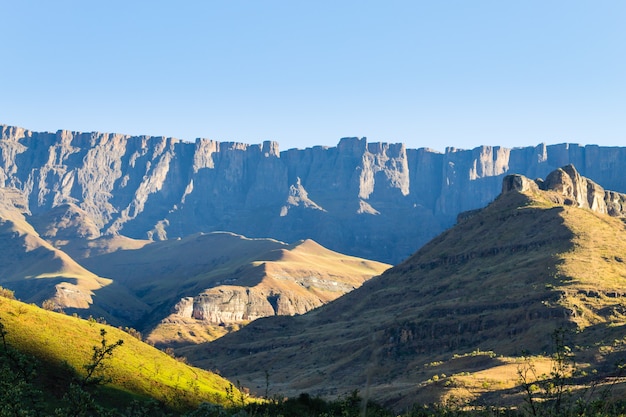 Foto marco sul-africano, anfiteatro do parque nacional royal natal. paisagem das montanhas drakensberg. picos superiores