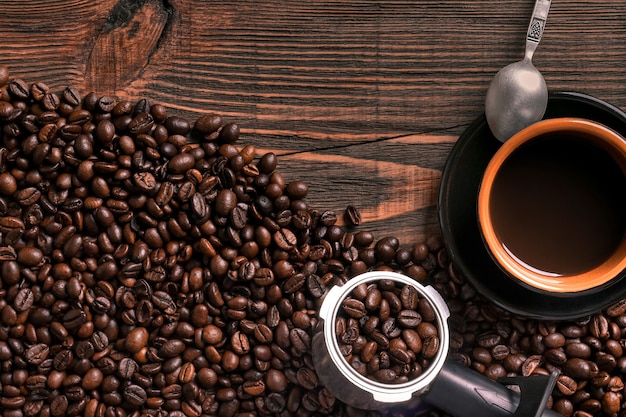 Marco de taza y frijoles de café en la mesa de madera. Vista superior. Copie el espacio. Naturaleza muerta. Bosquejo. Endecha plana