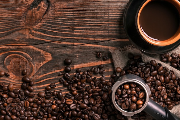 Marco de taza y frijoles de café en la mesa de madera. Vista superior. Copie el espacio. Naturaleza muerta. Bosquejo. Endecha plana