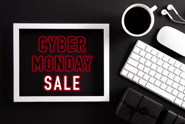 Foto marco de texto de cyber monday sale en negro con teclado