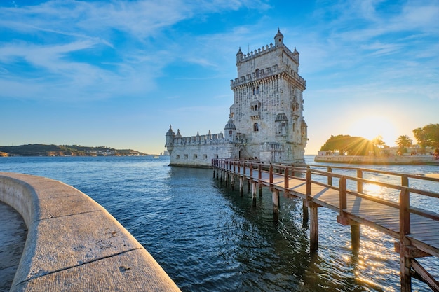 Foto marco turístico famoso da torre de belém de lisboa e atração turística no pôr do sol lisboa portugal