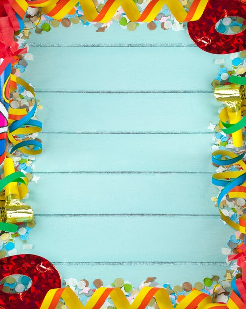 Foto marco vacío para carnaval sobre fondo de madera