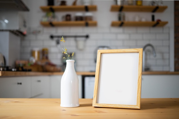 Marco vacío en la mesa de la cocina moderna maqueta espacio para su texto