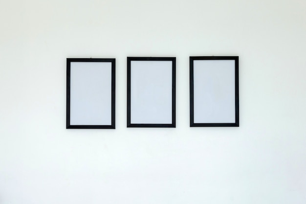 Foto marco vacío en pared blanca