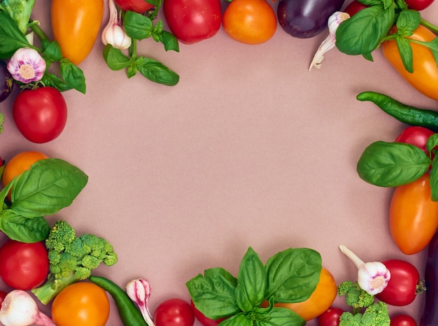 Marco de varias verduras en la pared, vista superior. Marco de alimentos orgánicos con espacio para texto.